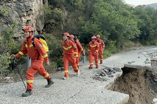 勇士首发：库里、克莱、波杰姆斯基、库明加、卢尼